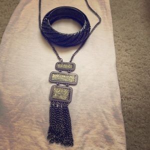 Matching fashion necklace and bracelet set